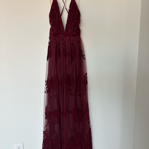 Elegant Burgundy Lace Evening Dress - Picture 1 of 4